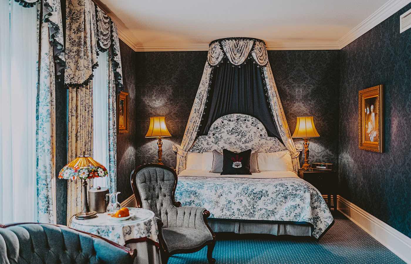 POW-Luxury hotels in niagara-on-the-lake Prince of Wales hotel bedroom