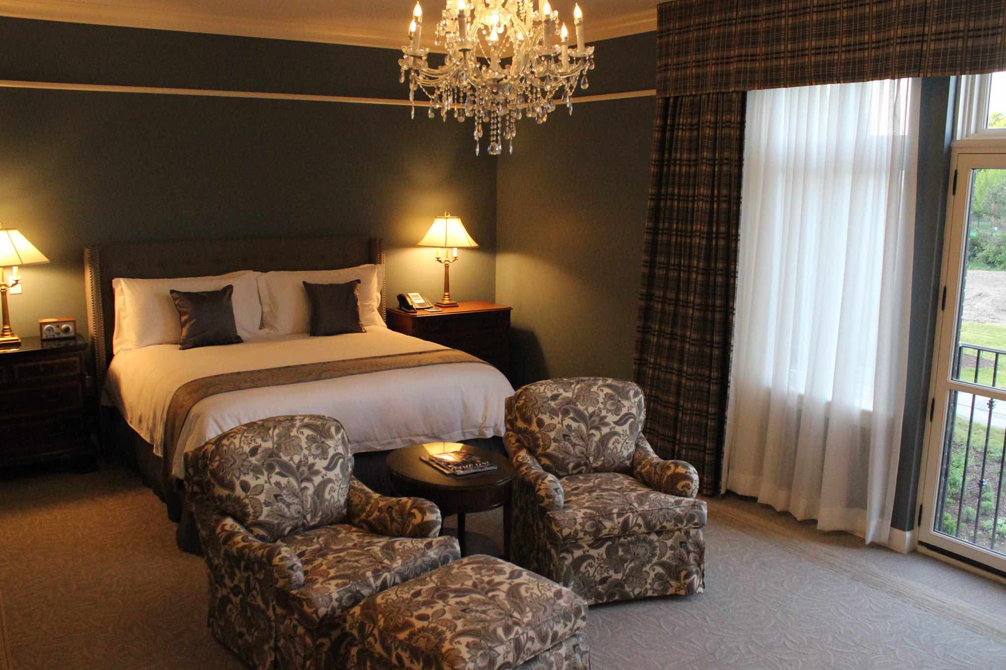 Bruce Hotel bedroom of one of top luxury hotels in Stratford