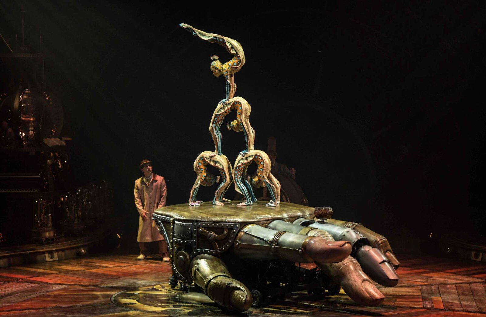 KURIOS – Cabinet of Curiosities acrobats on stage