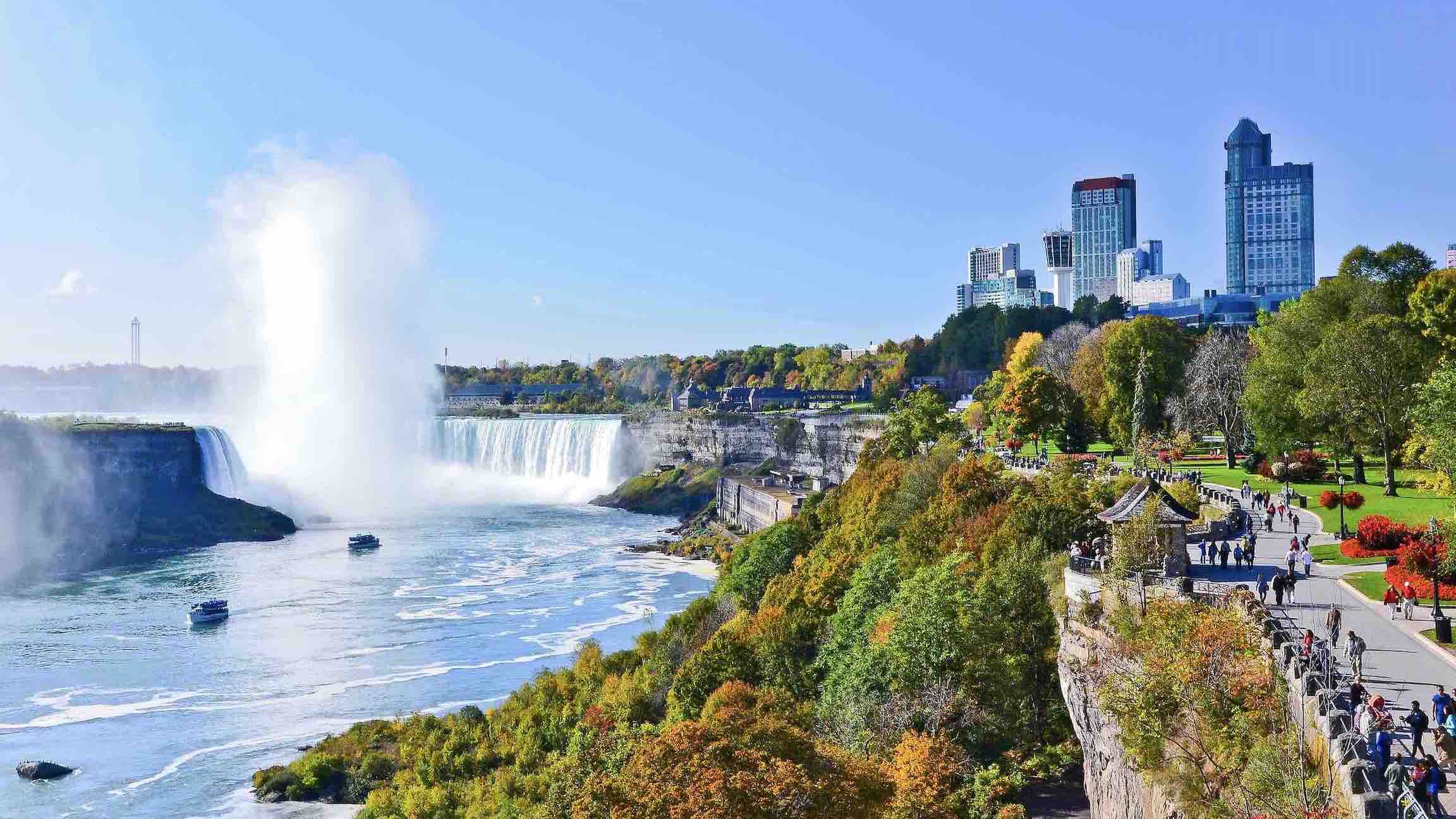 shutterstock_349625687 - Javen luxury niagara falls in autumn best attractions in Ontario