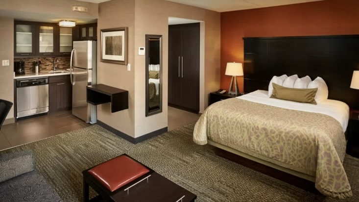 Staybridge Suites Hamilton - Downtown bedroom and kitchenette