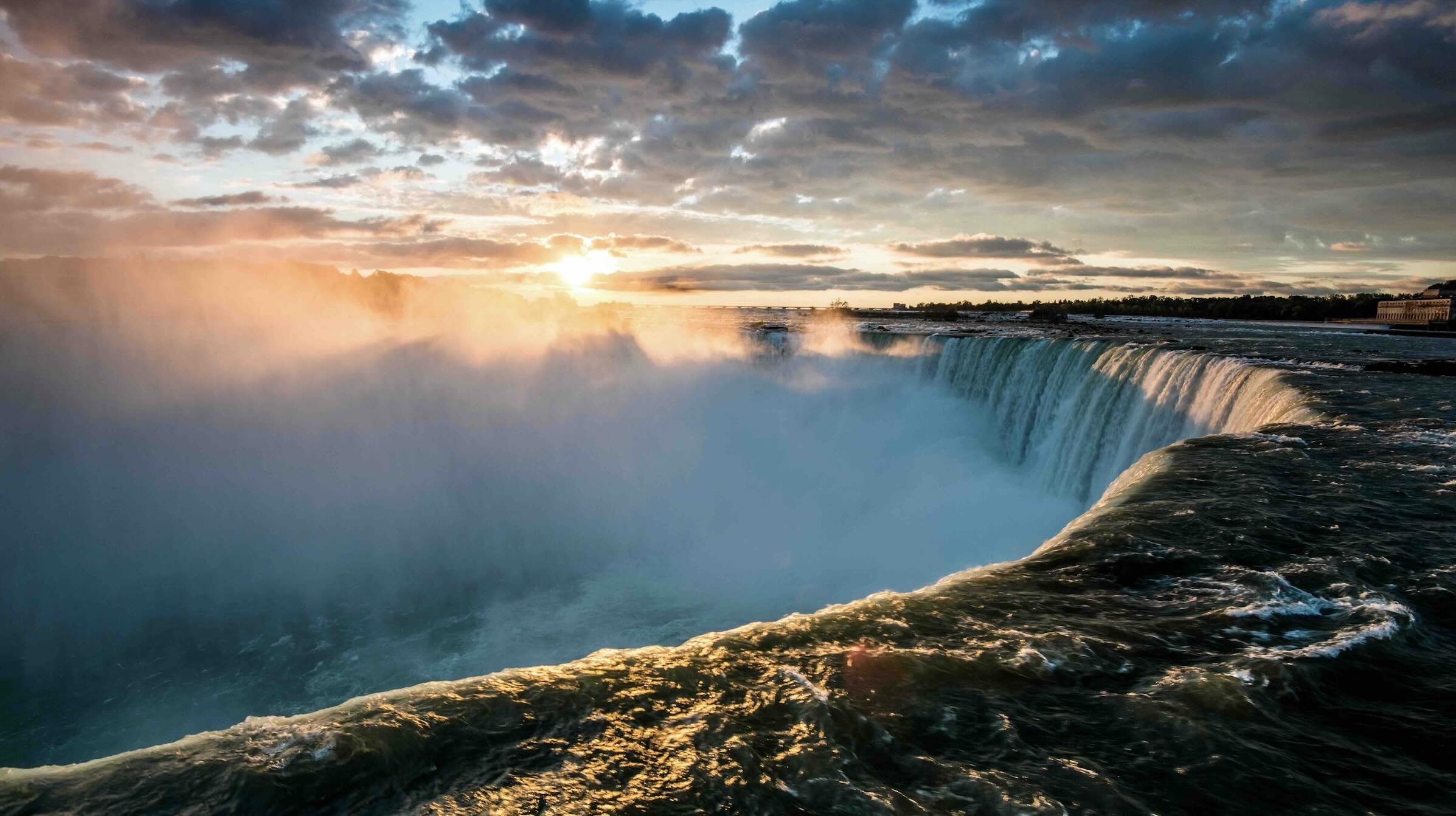 sergey-pesterev-Niagara Falls sunrise best waterfalls in Ontario-unsplash