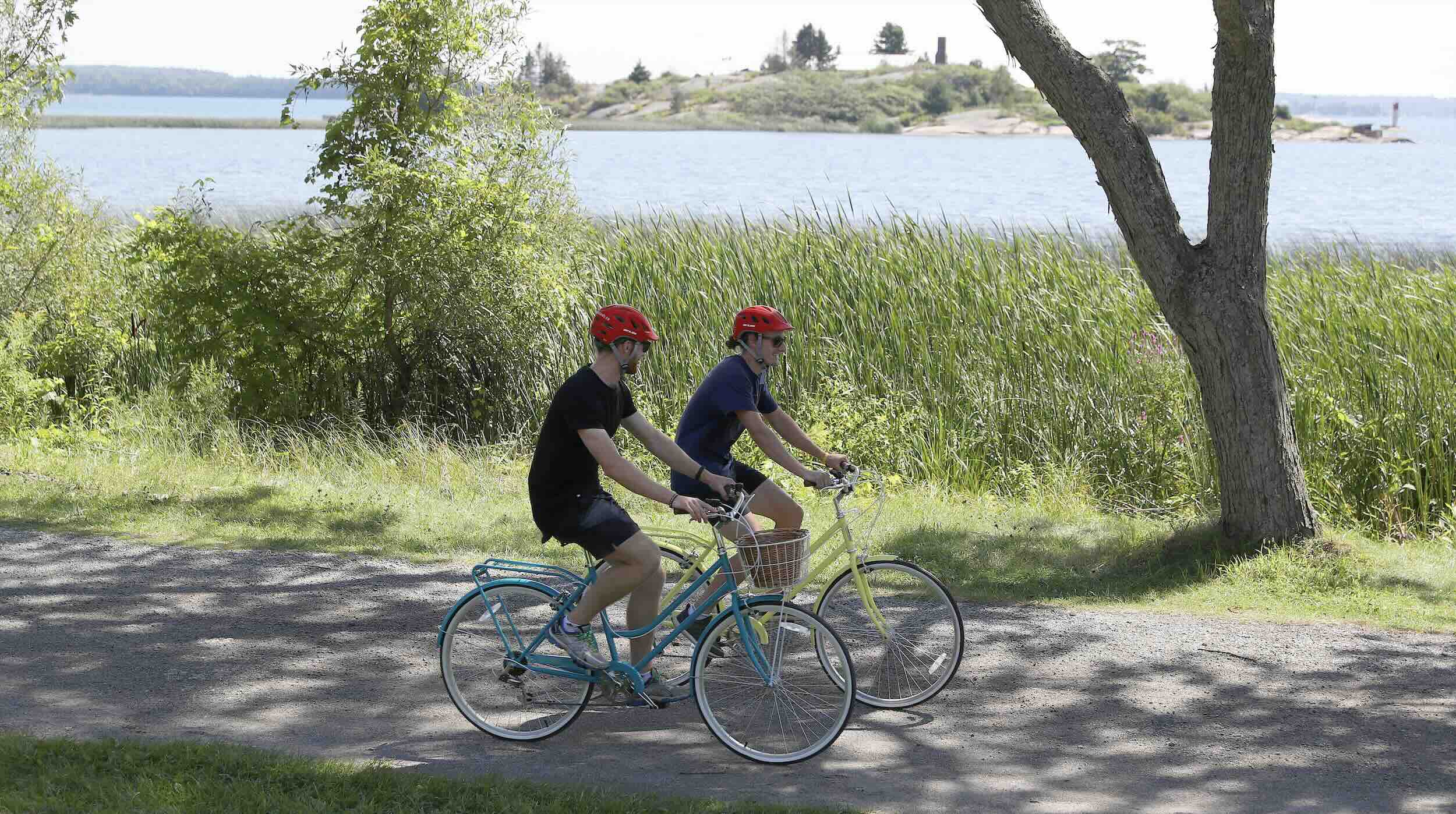 Couple riding bikes (Photo 1000 Islands Tourism) copy