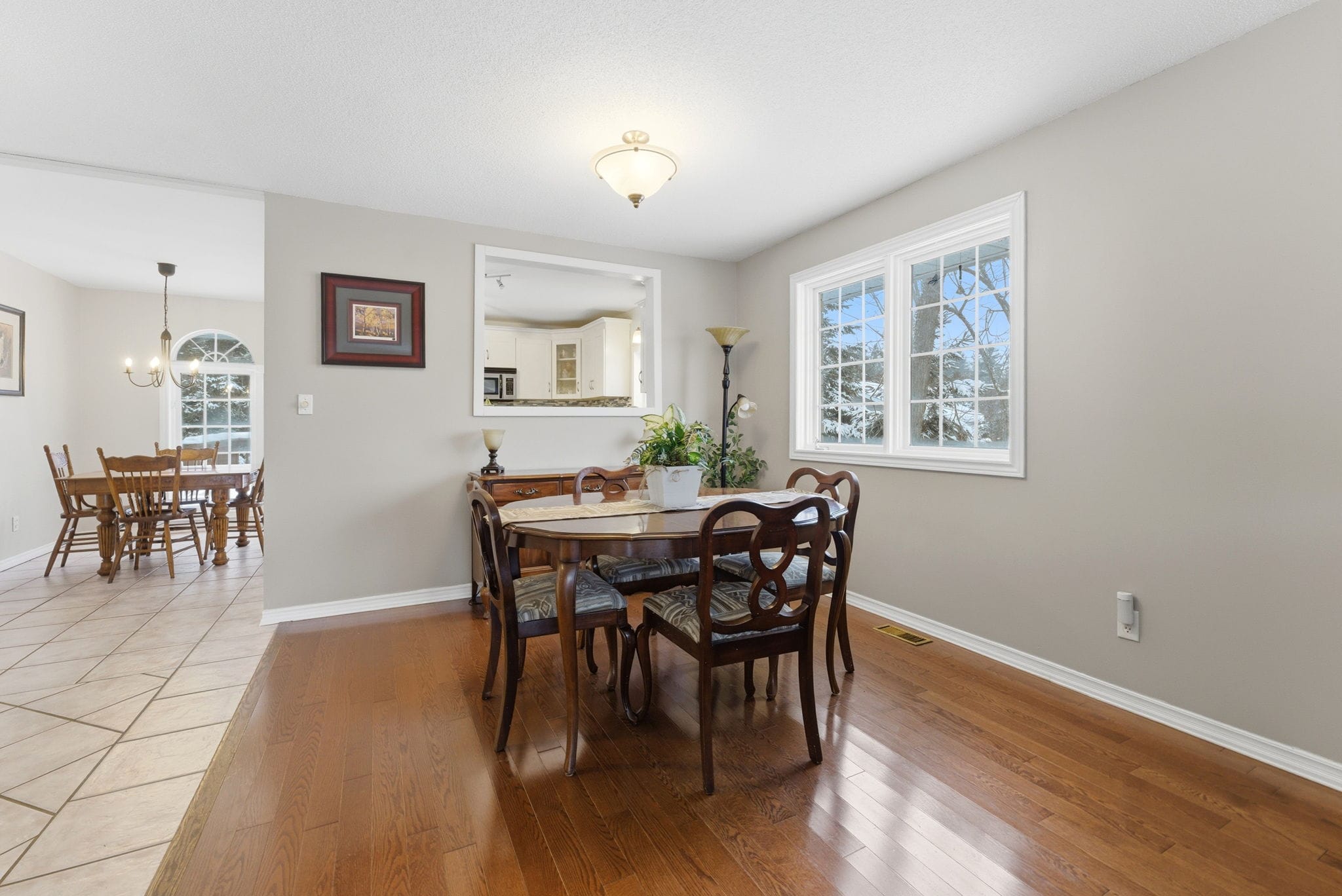 Home for Sale in Oro-Medonte kitchen and dining seating